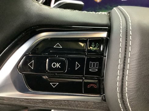 Used 2022 Jeep Grand Cherokee Overland w/ Advanced Protech Group III image 18