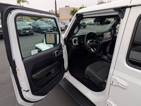 Used 2024 Jeep Wrangler Unlimited Sahara AWD/4WD image 35