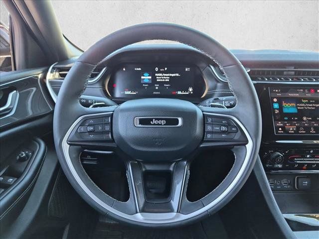 Used 2023 Jeep Grand Cherokee Altitude AWD/4WD image 15
