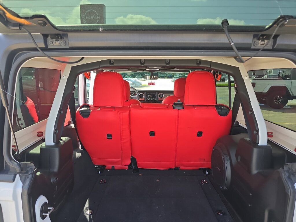 Used 2023 Jeep Wrangler Unlimited Sahara AWD/4WD image 14