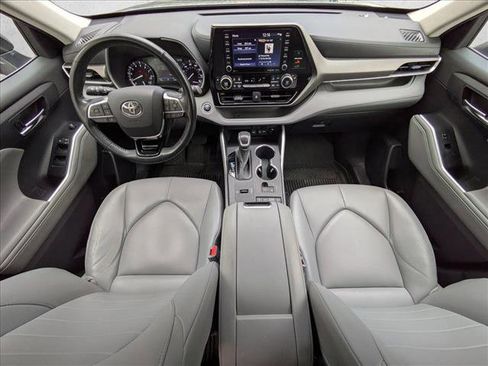 Used 2021 Toyota Highlander XLE image 10