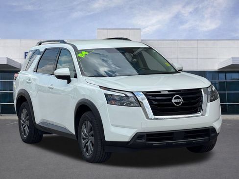 Used 2024 Nissan Pathfinder SV AWD/4WD image 2