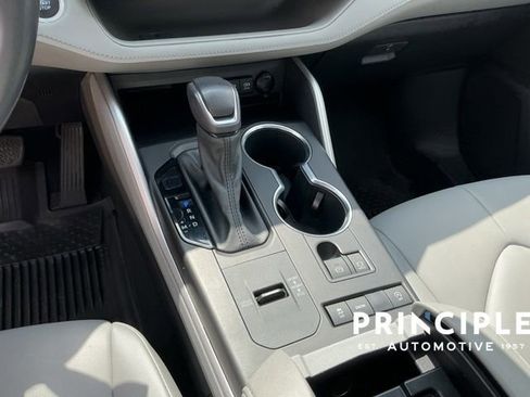 Used 2021 Toyota Highlander XLE image 16