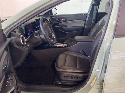 Used 2025 Chevrolet Trax ACTIV w/ Sunroof Package FWD image 18