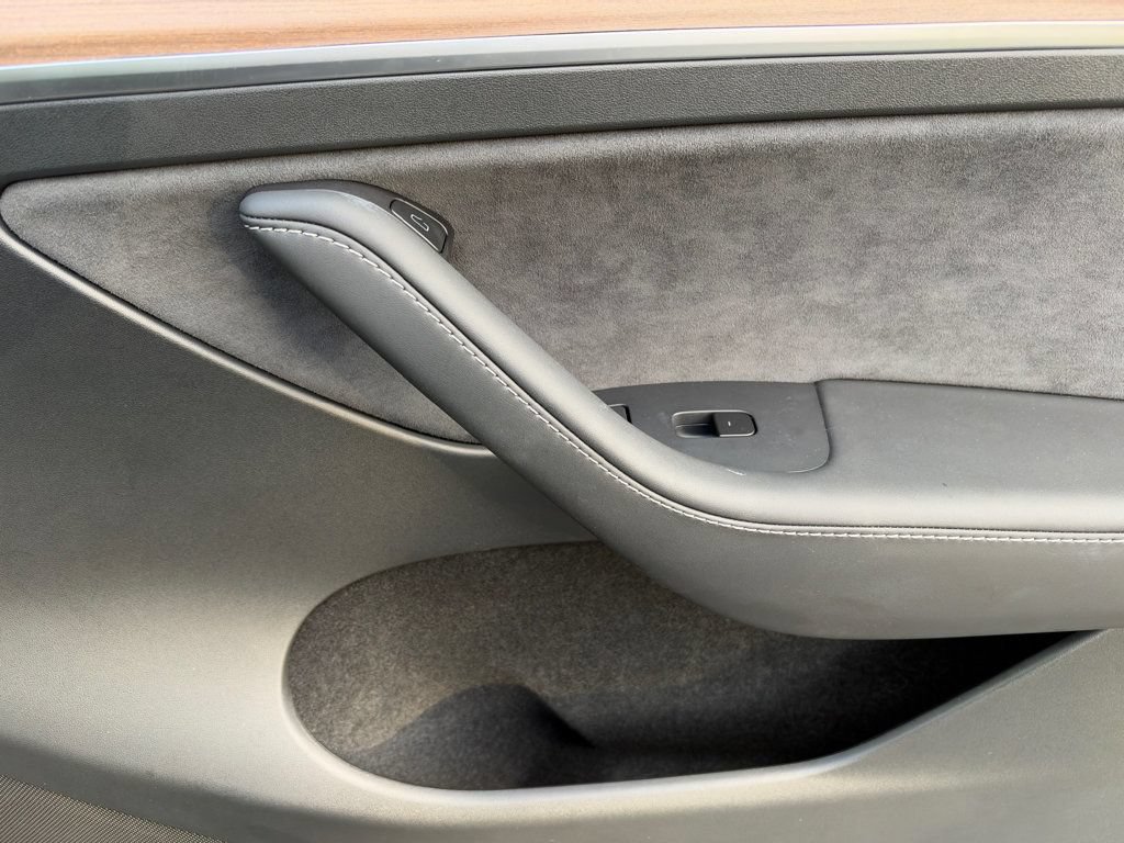 Used 2025 Tesla Model Y Long Range RWD image 31