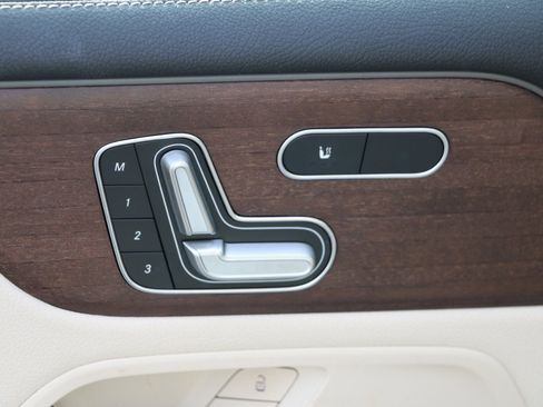 Used 2023 Mercedes-Benz EQB 300 4MATIC image 17