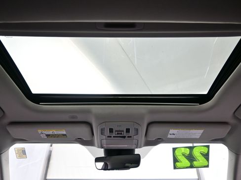 Used 2022 Toyota Highlander XLE AWD/4WD image 19