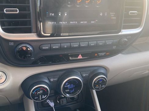 Used 2022 Hyundai Venue Limited image 6