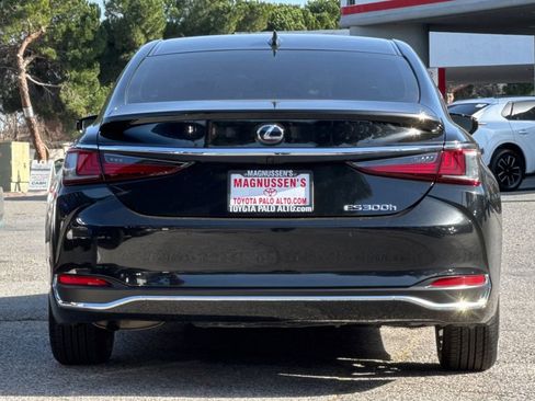 Used 2022 Lexus ES 300h w/ Premium Package image 4