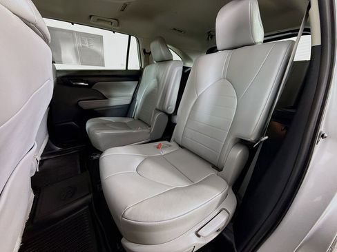 Certified 2022 Toyota Highlander XLE image 24