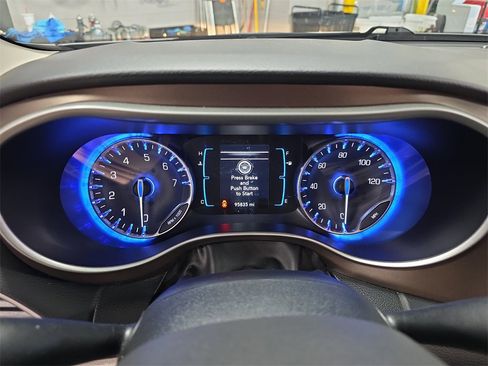 Used 2018 Chrysler Pacifica Touring-L image 19