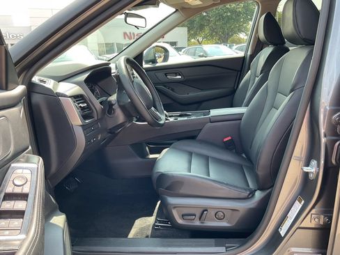 Used 2025 Nissan Rogue SV w/ SV Premium Package FWD image 19