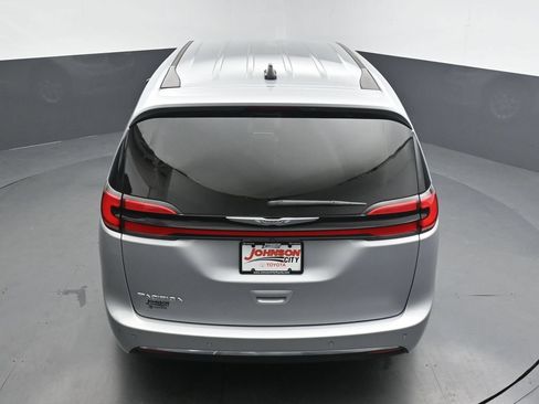 Used 2023 Chrysler Pacifica Touring-L FWD image 29