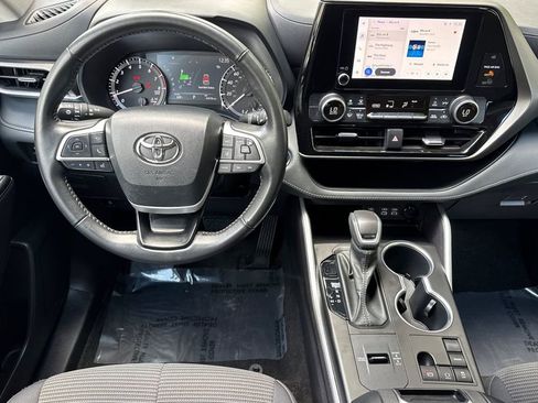Used 2023 Toyota Highlander LE FWD image 13