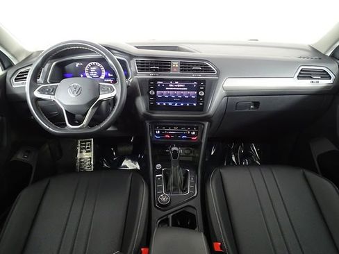 Used 2024 Volkswagen Tiguan SE image 25