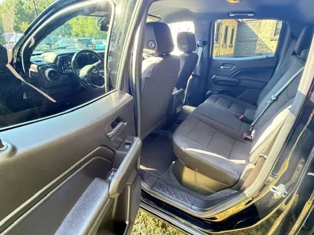 Used 2023 Chevrolet Colorado LT w/ LT Convenience Package II AWD/4WD image 3