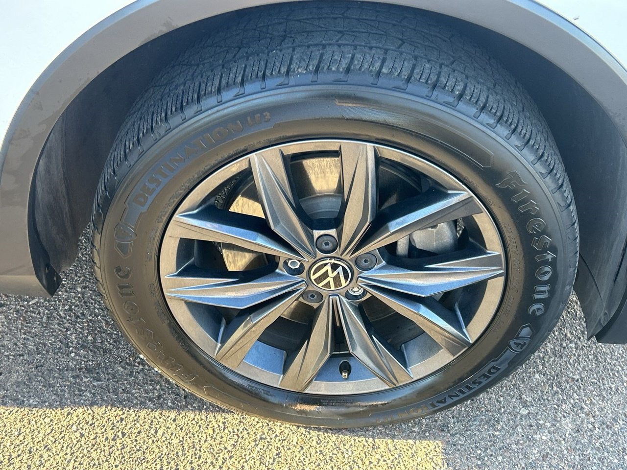 Used 2022 Volkswagen Tiguan SE w/ Panoramic Sunroof Package FWD image 7