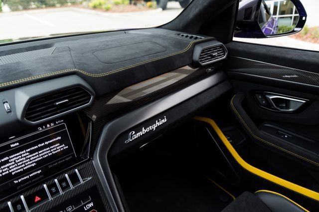 Used 2024 Lamborghini Urus Performante AWD/4WD image 28