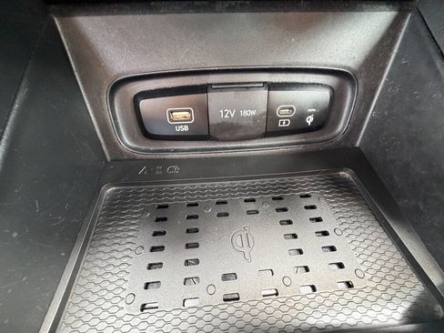 Used 2024 Hyundai Venue Limited FWD image 25