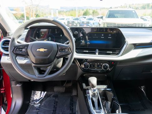 Used 2025 Chevrolet Trax LT FWD image 13