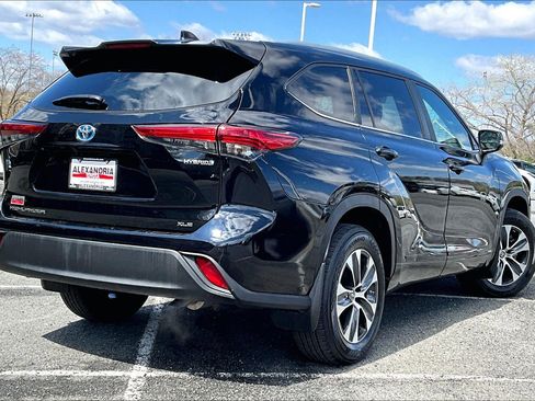 Used 2023 Toyota Highlander XLE image 12