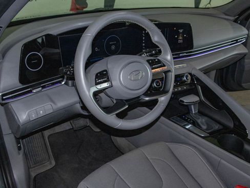 Used 2025 Hyundai Elantra SEL image 6
