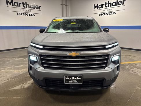 Used 2025 Chevrolet Traverse LT image 2