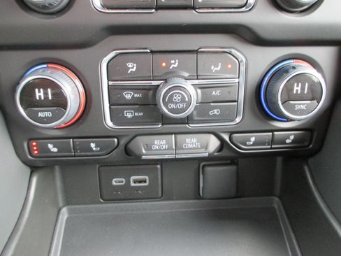 Used 2024 Chevrolet Suburban RST w/ Luxury Package image 21