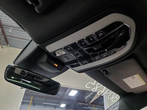 Used 2021 Porsche Macan AWD/4WD image 37