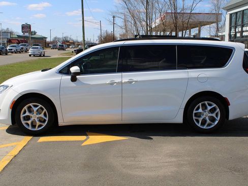 Used 2017 Chrysler Pacifica Touring Plus w/ Tire & Wheel Group image 4