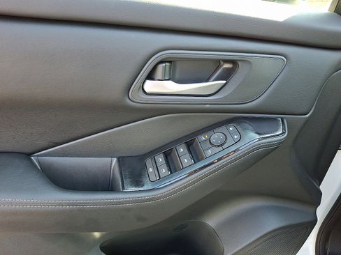 Certified 2025 Nissan Rogue SV image 13