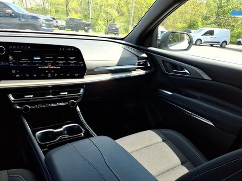 Used 2025 Chevrolet Traverse LT AWD/4WD image 23