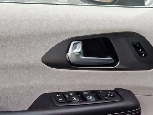 Used 2023 Chrysler Pacifica Touring-L FWD image 23