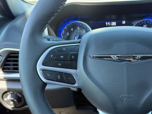 Used 2025 Chrysler Pacifica Select FWD image 19