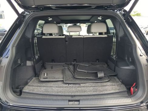 Certified 2023 Volkswagen Tiguan SE R-Line image 8