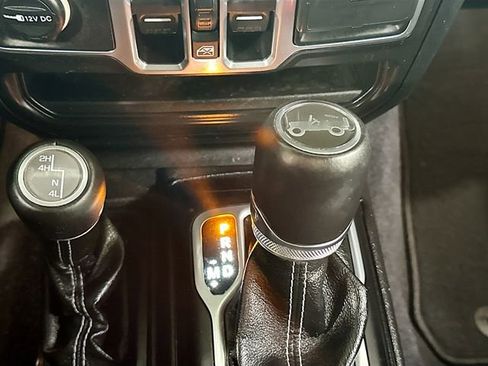 Used 2018 Jeep Wrangler Unlimited Sahara image 18