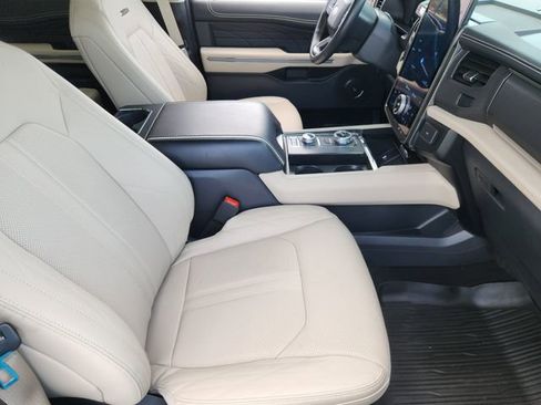 Used 2024 Ford Expedition Platinum image 11