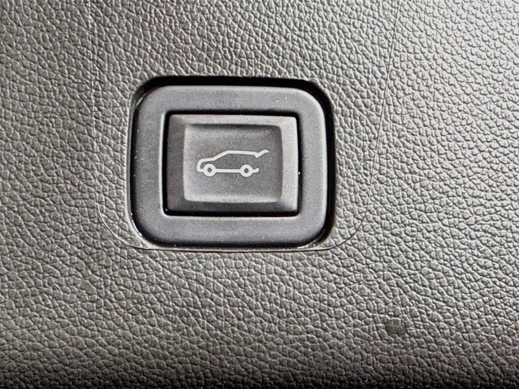 Used 2023 Chevrolet Traverse Premier FWD image 40