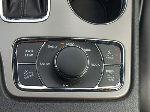 Used 2020 Jeep Grand Cherokee Overland AWD/4WD image 23