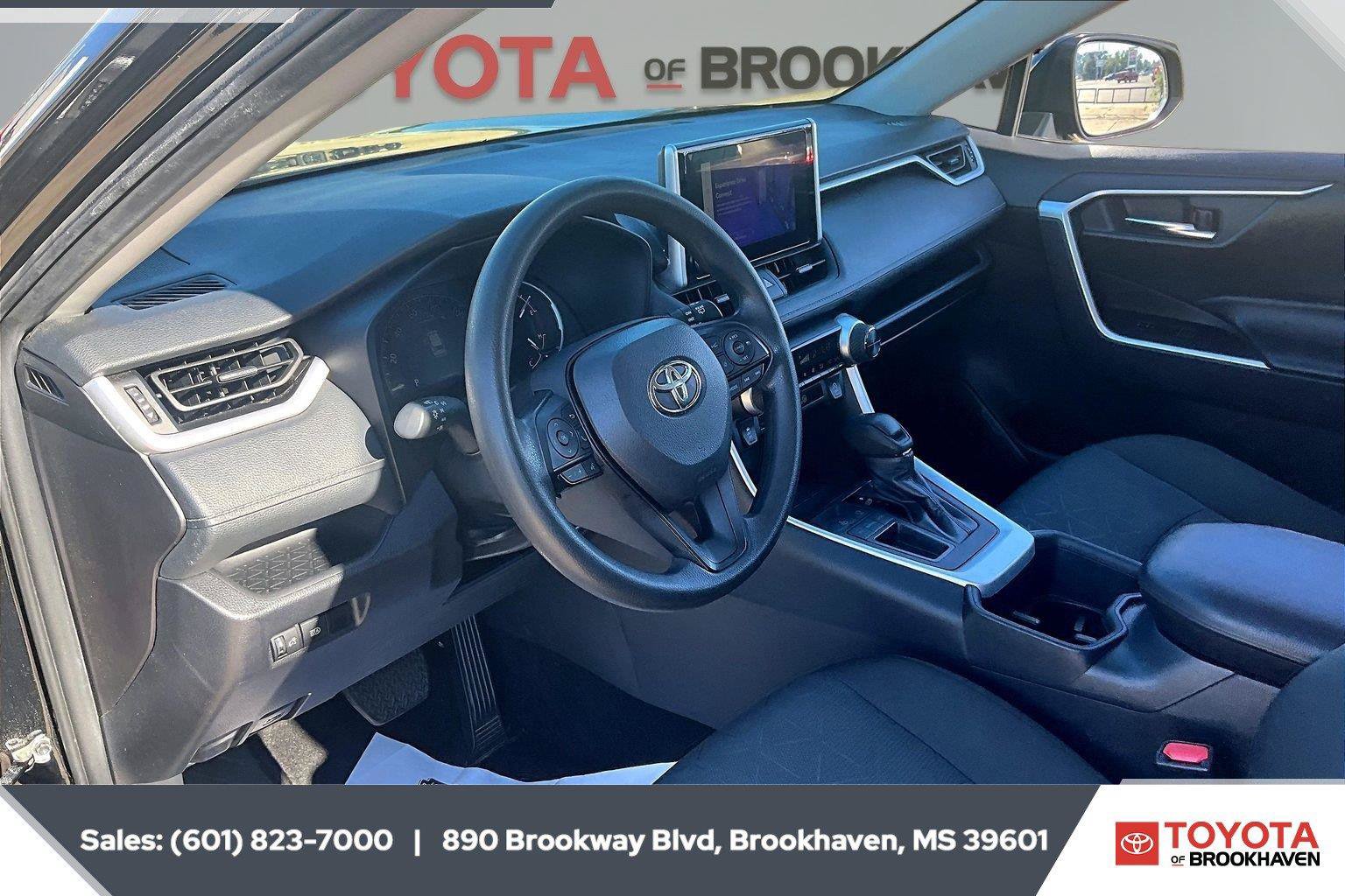 Used 2024 Toyota RAV4 XLE FWD image 12