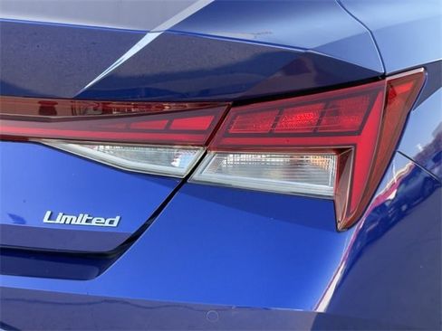 Used 2021 Hyundai Elantra Limited image 6