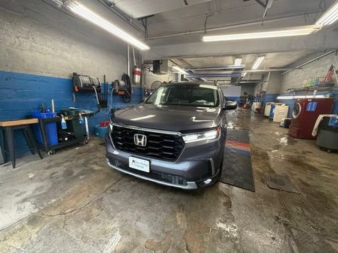 Certified 2024 Honda Pilot Touring image 1