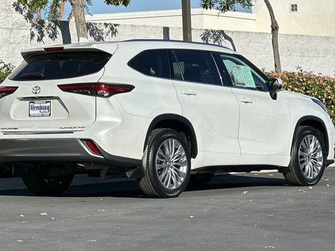 Used 2023 Toyota Highlander Platinum image 4