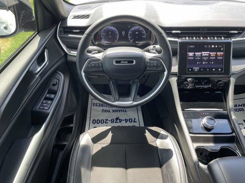 Used 2023 Jeep Grand Cherokee Altitude AWD/4WD image 12