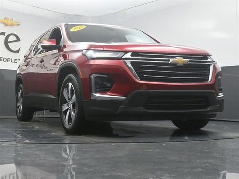 Used 2023 Chevrolet Traverse LT w/ LT Premium Package image 3