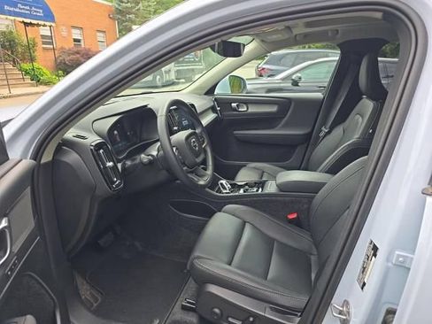 Used 2025 Volvo XC40 B5 Plus AWD/4WD image 5