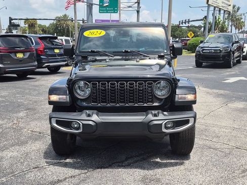 Used 2024 Jeep Gladiator Sport AWD/4WD image 2