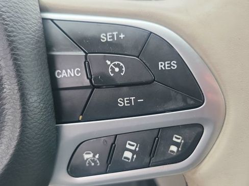 Used 2017 Chrysler Pacifica Limited w/ UConnect Theater Package FWD image 16