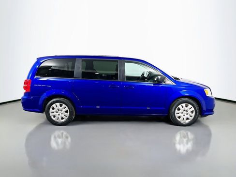Used 2018 Dodge Grand Caravan SE w/ UConnect Hands-Free Group image 4