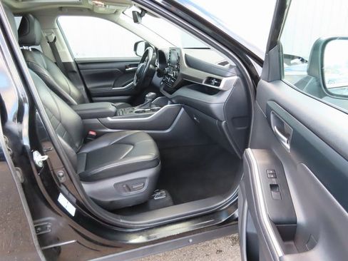 Used 2020 Toyota Highlander XLE image 23
